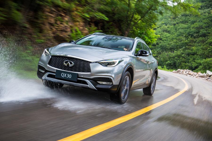  Infiniti QX30 2.0t AWD 2016 года  (фото 12 из 30)